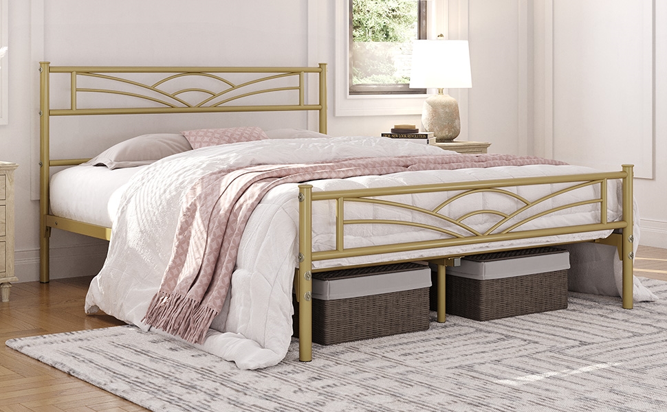 Cadre de lit en métal doré avec tête de lit et pied de lit décoratifs. Décoré avec de la literie blanche, un plaid rose et des paniers de rangement en dessous.