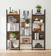 une étagère avec une étagère contenant une variété d'articles.