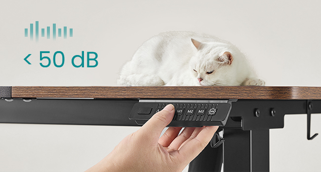 Le texte indique « < 50 dB ». Réglage manuel d'un appareil électronique noir ou d'une barre de son fixée au mur.