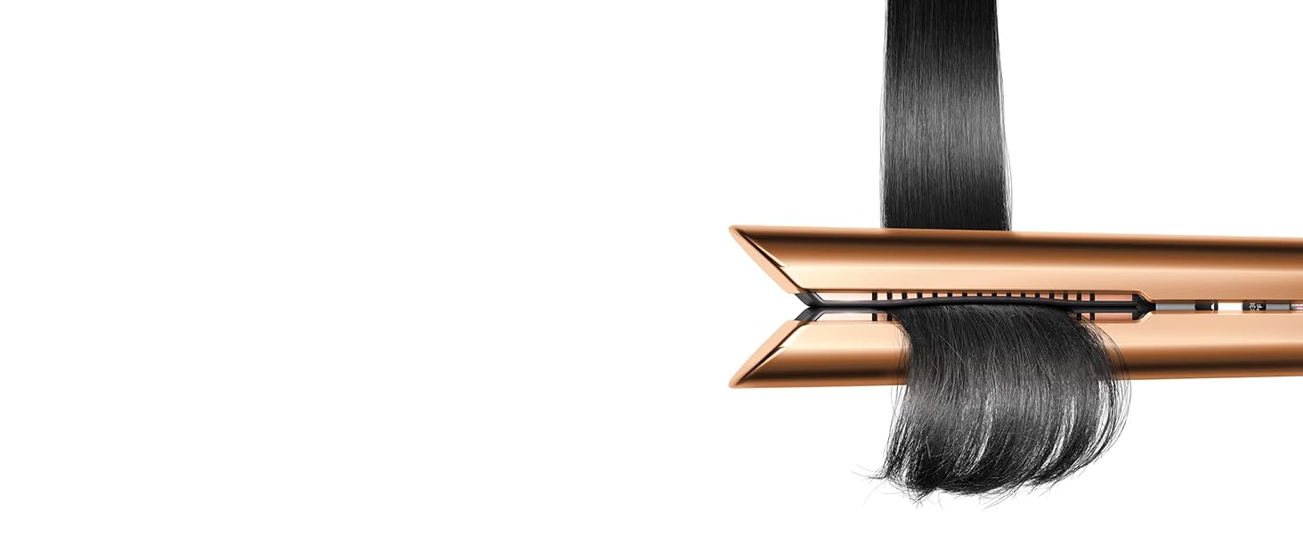 Les lisseurs Dyson Corrale utilisés pour lisser une mèche de cheveux.