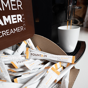 Ensemble d'images montrant des outils de préparation du café, y compris un moulin, des filtres et un équipement d'infusion sur une surface en bois.