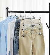 Étagère à vêtements avec divers vêtements suspendus, notamment des jeans, des chemises et des pantalons. Les cintres sont dotés de clips pour un rangement sécurisé