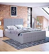 Le texte se lit comme suit : « Image 1 ». Chambre contemporaine dotée d'un cadre de lit gris discret avec rangement contre un mur de briques apparentes. La literie blanche et le tapis à motifs géométriques complètent l'esthétique moderne.