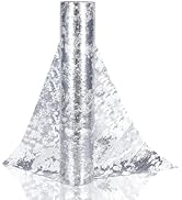 Plusieurs vues d'une robe de mariée en dentelle blanche avec des détails de broderie complexes, une traîne fluide et de délicates manches longues. Montré sous différents angles pour afficher le design complet.