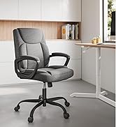 avec assise et dossier rembourrés, avec hauteur réglable, accoudoirs et roulettes, positionnée sur un bureau blanc