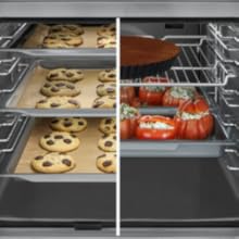 Image divisée montrant des plaques à pâtisserie avec des biscuits à gauche et des tiroirs de rangement organisés avec des ustensiles de cuisine à droite.