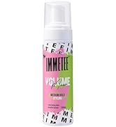 en boîte blanche avec des accents roses et verts. Tenue moyenne, taille 200 ml. La mention « Estime de soi » est imprimée sur le contenant.