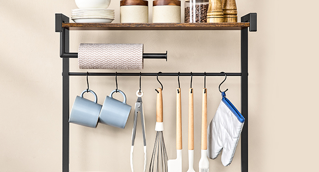 avec étagère en bois, porte-serviettes en papier et crochets. Expose des tasses, des ustensiles et des ustensiles de cuisine. Structure en métal noir avec étagère supérieure en bois rustique.