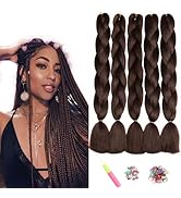 Extensions de cheveux tressées synthétiques marron foncé présentées à la fois sous forme de produits emballés et lors de démonstrations stylisées.