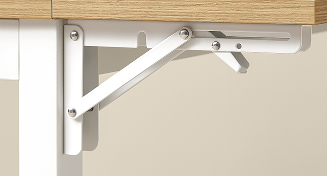 Support d'étagère pliable blanc monté sous une étagère en bois, montrant le mécanisme de support articulé en position étendue