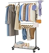 Porte-vêtements à deux tringles sur roulettes, présentant divers vêtements, notamment des manteaux, des chemises, des pantalons et des accessoires. Comprend une hauteur réglable et une étagère inférieure supplémentaire pour les chaussures et le rangement.