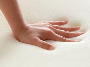 Gros plan d'une main posée sur une surface de couleur claire, démontrant peut-être la texture ou la douceur du matériau