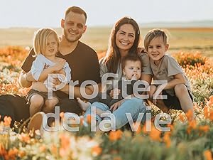 Scène extérieure dans un champ doré avec superposition de texte indiquant « Profitez de la vie » sur fond de paysage naturel