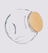 Bocal sphérique en verre transparent à large ouverture et couvercle en bois. Le bocal a une forme ronde et lisse et le couvercle semble bien fermé.