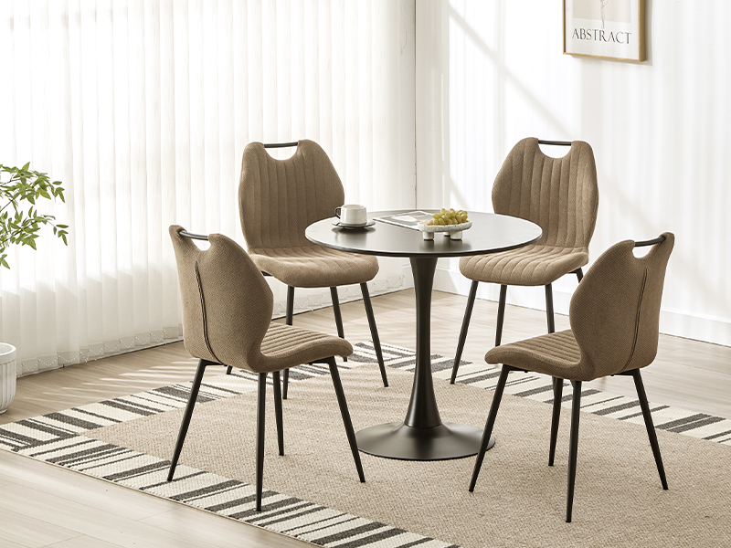 avec table ronde en verre sur socle noir, entourée de quatre chaises rembourrées brunes avec pieds en métal