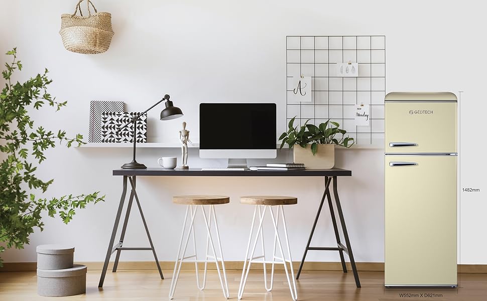 un bureau à domicile avec un ordinateur, un réfrigérateur et un réfrigérateur.