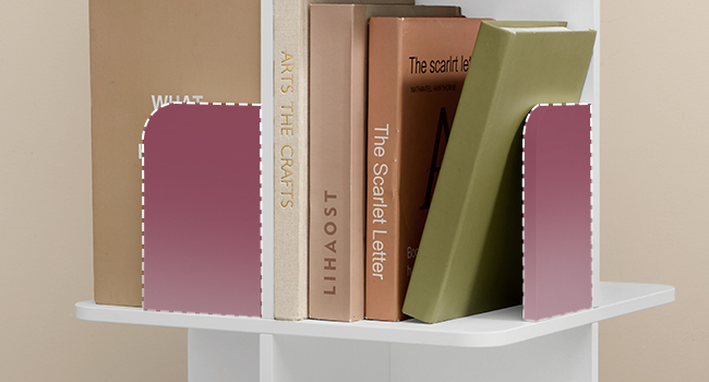 Serre-livres blancs avec panneaux intérieurs incurvés roses contenant plusieurs livres sur une étagère.