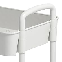 le panier de bain est un panier de bain en plastique blanc avec une poignée blanche