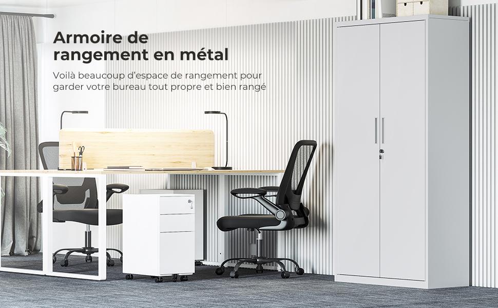 un bureau avec une chaise et un bureau avec une chaise dans une pièce.