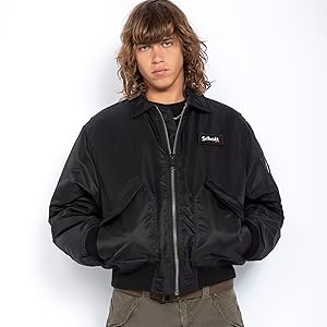 Veste d'hiver gonflée noire montrée sur la figure sur fond blanc.