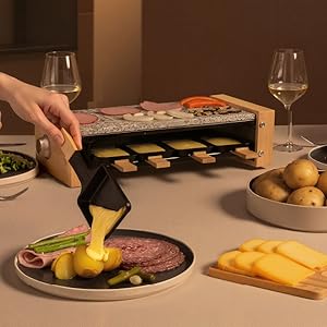 Série d'images de préparation des aliments montrant le processus de préparation et de cuisson dans un restaurant, y compris la garniture et la présentation finale des plats.