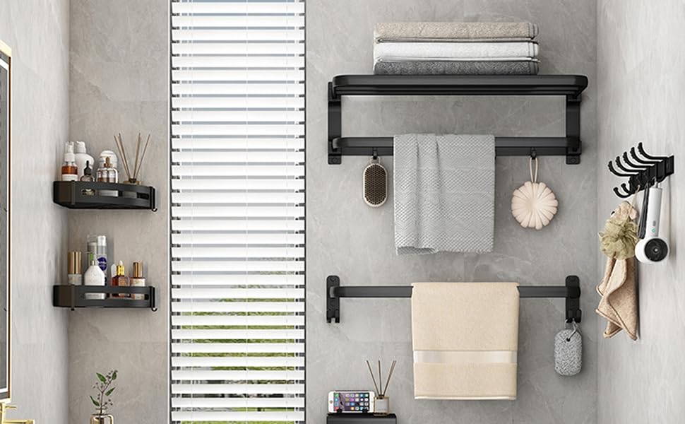 une salle de bain avec une étagère et un porte-serviettes.