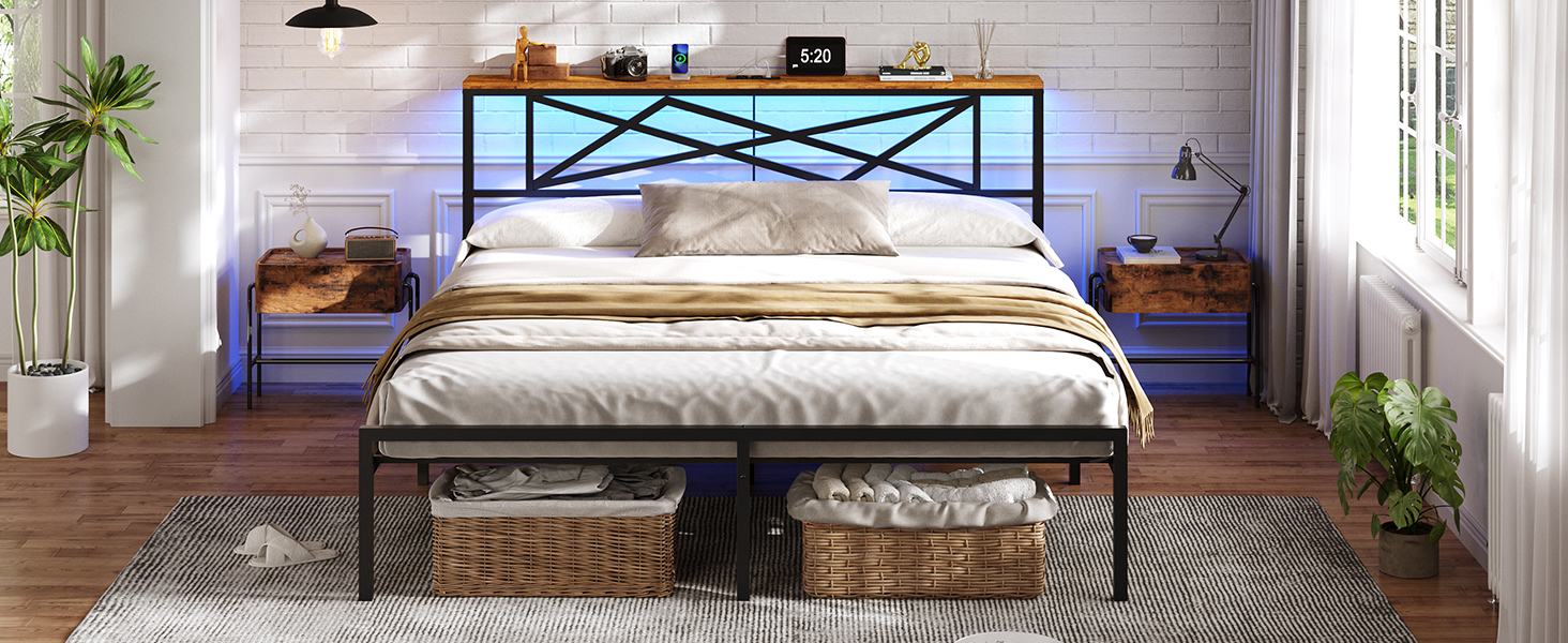 Lit plateforme moderne avec structure en métal et tête de lit à motif en X, flanqué de tables de chevet, dans une pièce lumineuse baignée de lumière naturelle et de plantes