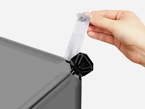 Appliquez à la main un protège-coin ou un pare-chocs protecteur sur le bord ou le coin d'un meuble de couleur foncée