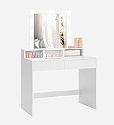 avec miroir, dotée de deux tiroirs et de compartiments supérieurs. Comprend des objets de décoration tels que des livres et de petits contenants sur sa surface, sur un fond clair avec des rideaux.