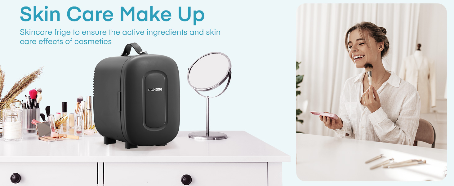 Le texte se lit comme suit : « Maquillage pour soins de la peau ». Configuration de vanité de beauté montrant une trousse à cosmétiques noire, un miroir circulaire et divers produits de soin de la peau disposés sur une surface blanche.