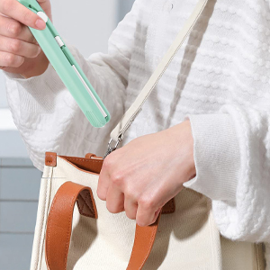 Séquence de démonstration montrant des mains assemblant ou installant un produit mural à l'aide d'outils et de quincaillerie de couleur menthe.