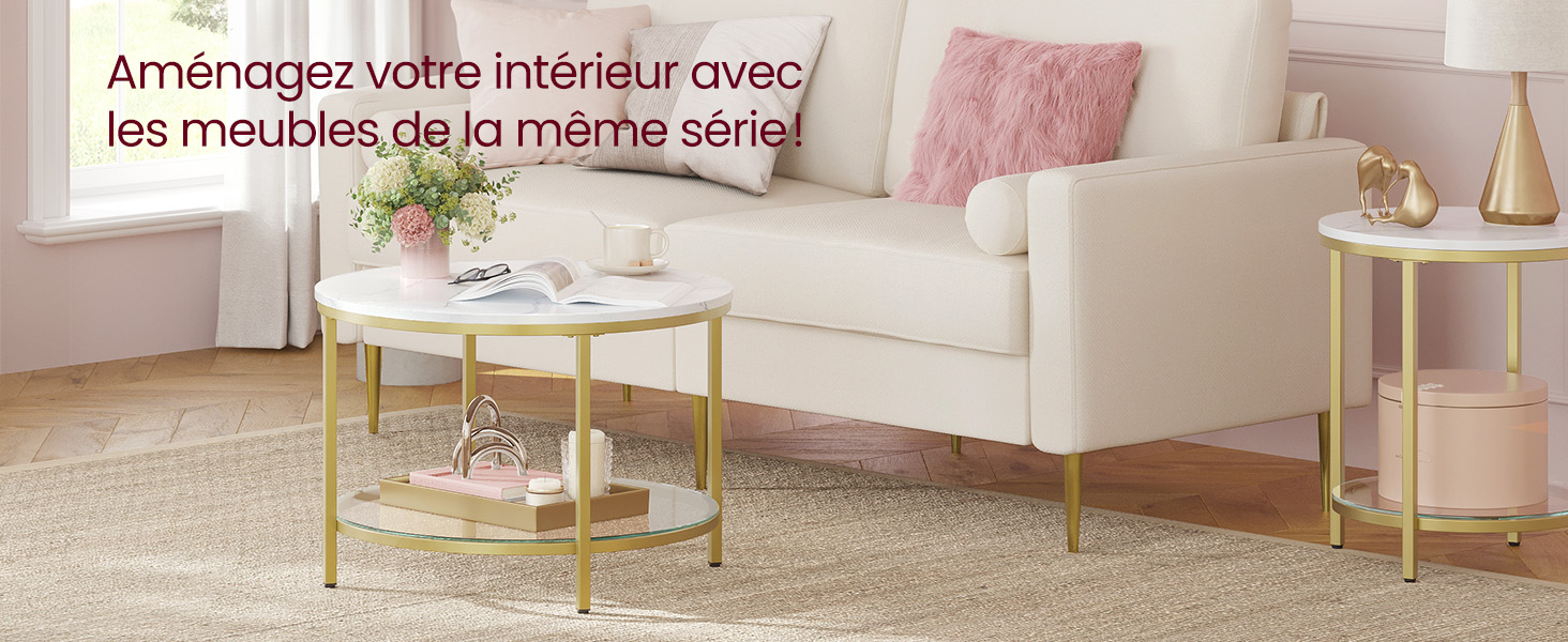 Intérieur du salon avec canapé beige, table basse ronde en verre et table d'appoint. Meubles à cadre doré avec dessus en marbre sur des murs et des tapis de couleur claire