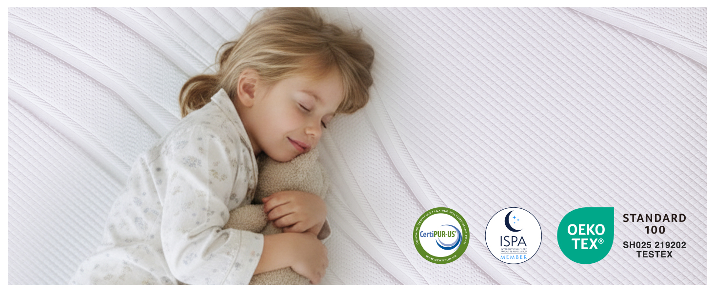 Personne assise dans son lit utilisant l'organiseur en bois comme table de chevet/meuble de rangement.