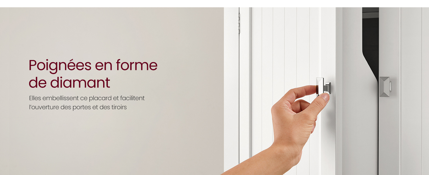 Plan rapproché d'une main installant ou ajustant une poignée de porte blanche ou une poignée d'armoire sur une surface claire.