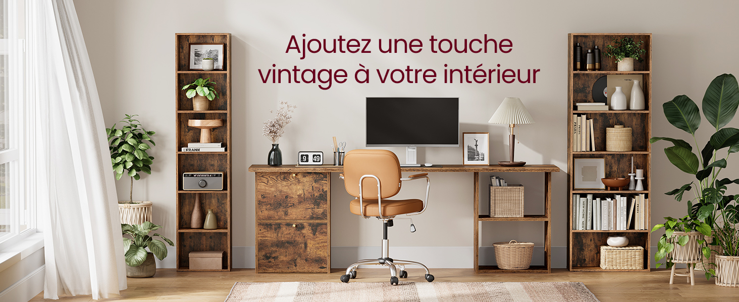 avec des meubles en bois, de hautes étagères, un coin bureau et des plantes d'intérieur créant un espace de travail d'inspiration vintage