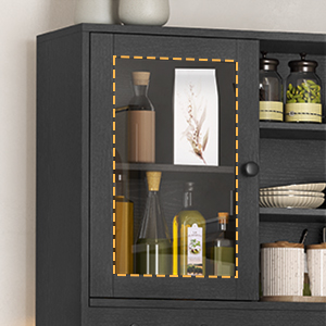 avec porte vitrée présentant des bouteilles et des articles de rangement. Comprend un intérieur éclairé et de multiples étagères pour l'organisation.