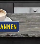 une tasse à café et une pancarte sur une table