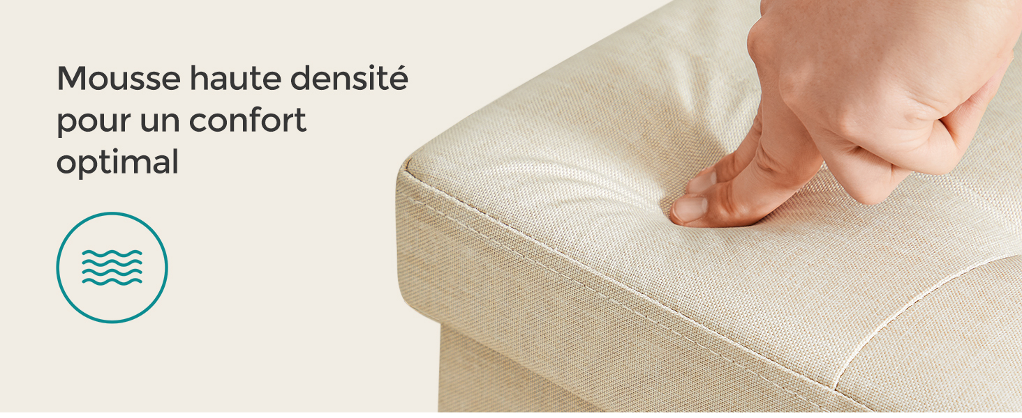 Gros plan de la main appuyant sur un coussin de couleur claire, montrant une mousse haute densité pour