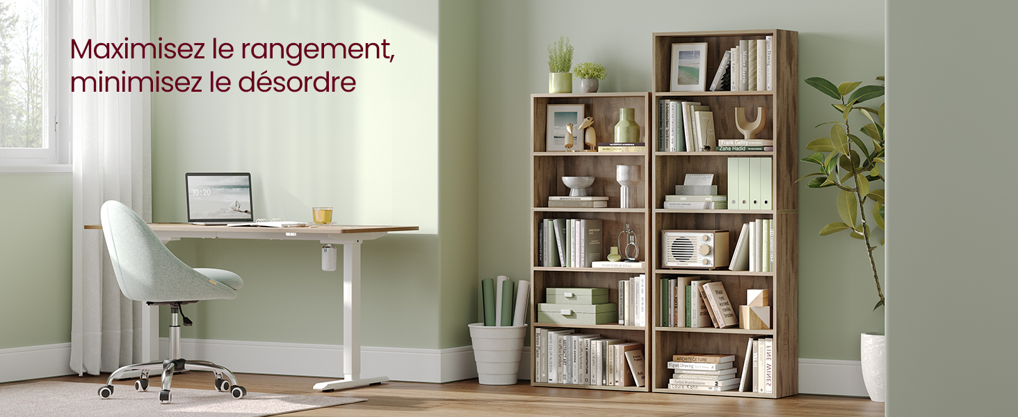 avec bureau blanc, chaise et grande étagère en bois remplie de livres sur un mur vert sauge