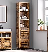 Grande armoire de rangement de salle de bain en bois avec étagères ouvertes et portes à lattes, placée dans un coin à côté d'un lavabo et d'une fenêtre