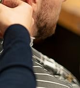 Gros plan du bras d'une personne à l'aide d'un appareil électronique portatif avec un motif rayé visible à l'écran