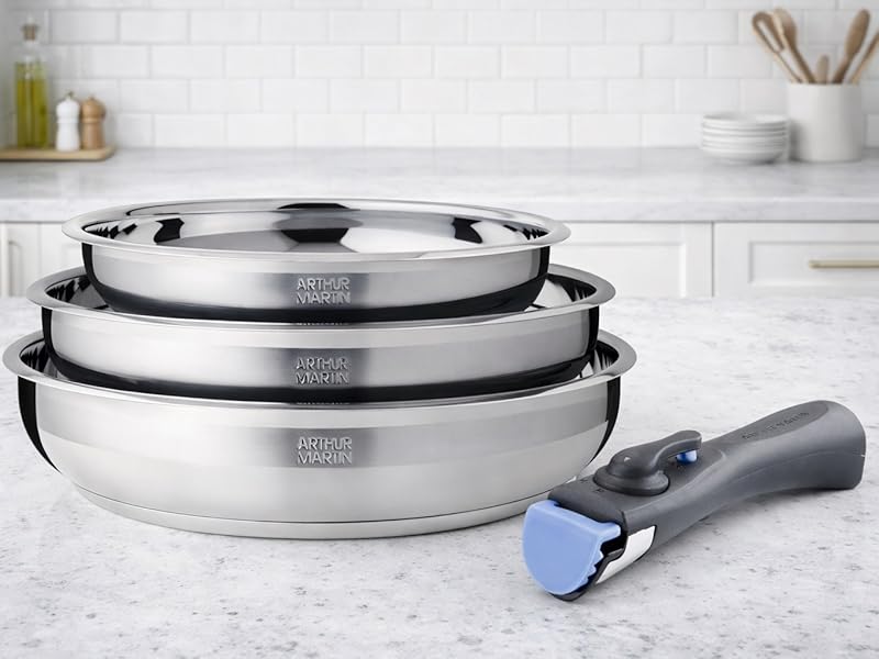 Série de casseroles en acier inoxydable avec couvercles en verre présentées dans un décor de cuisine blanc. Plusieurs vues d'un même ustensile de cuisine présentant différents angles et caractéristiques.