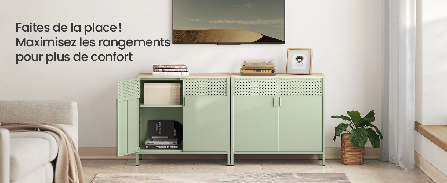 vert menthe avec pieds en métal contre mur blanc, décorée avec des objets décoratifs et des plantes d'intérieur