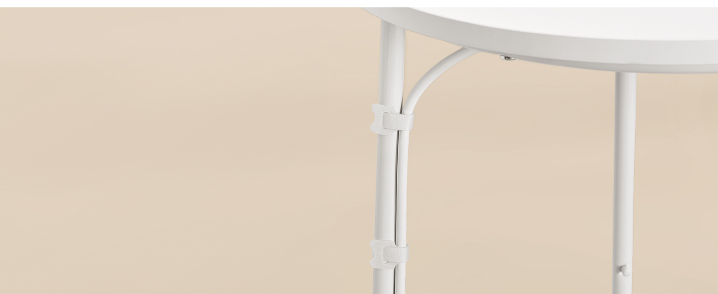Gros plan d'un pied de table pliable blanc avec charnières et barres de support, attaché à une vue partielle d'un plateau rond