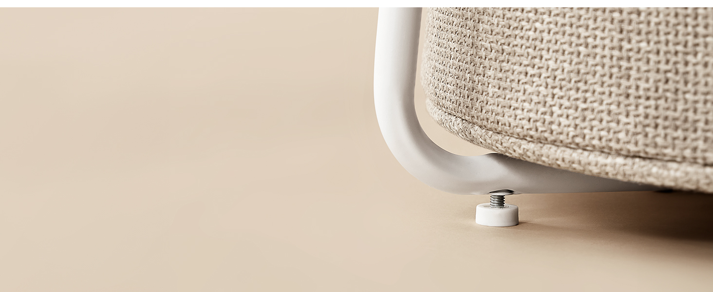 Détail rapproché du tissu d'ameublement texturé beige sur les meubles, montrant le motif de tissage et la construction des coins