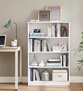 une bibliothèque avec des livres et des photos dessus