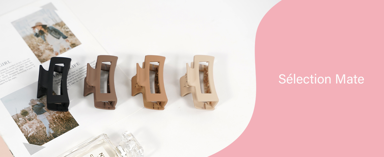 Quatre clips pour présentoirs à photos en bois de différentes tonalités de bois naturel et de noir, disposés en rangée avec des exemples de photos.