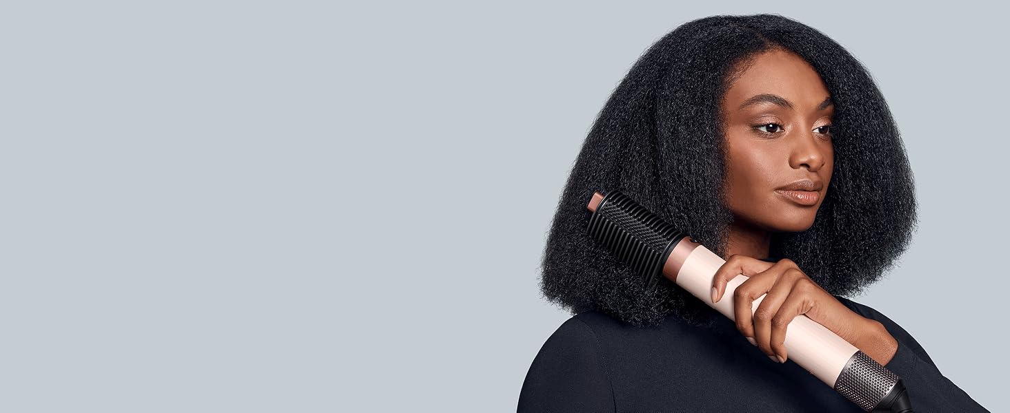 Séquence montrant diverses poses prises sur les côtés et le dos, mettant en scène une coiffure naturelle dans différentes positions.