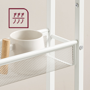 une étagère avec une tasse et un mug dessus.