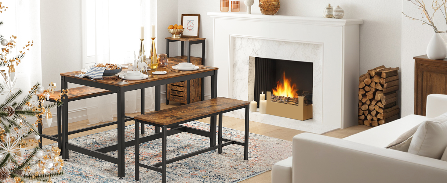 Salon confortable avec cheminée blanche, meubles en bois et décor naturel. Comprend une table, des bancs et un espace de rangement pour le bois de chauffage